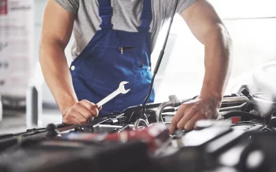 Controllare l’auto prima di un lungo viaggio